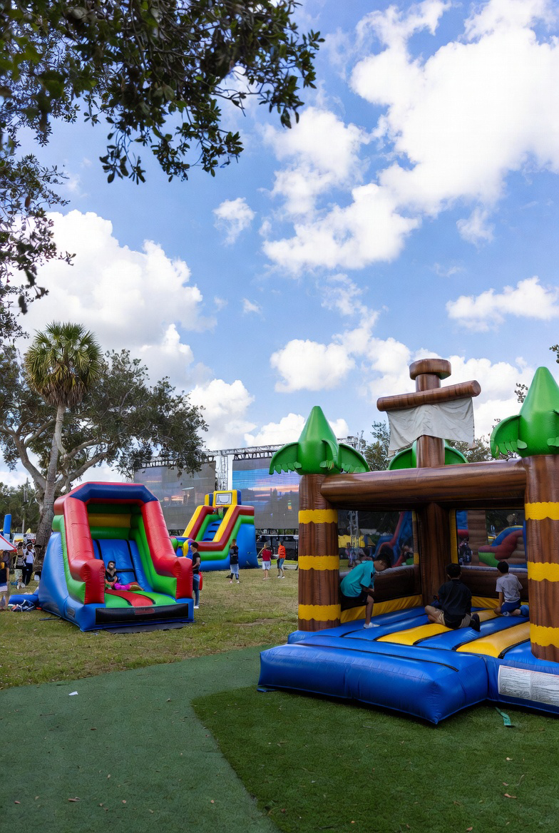 Spring Weather Adventures: Why Mid-March is the Perfect Time for All-Day Outdoor Bounce House Parties in Cape Coral and Fort Myers